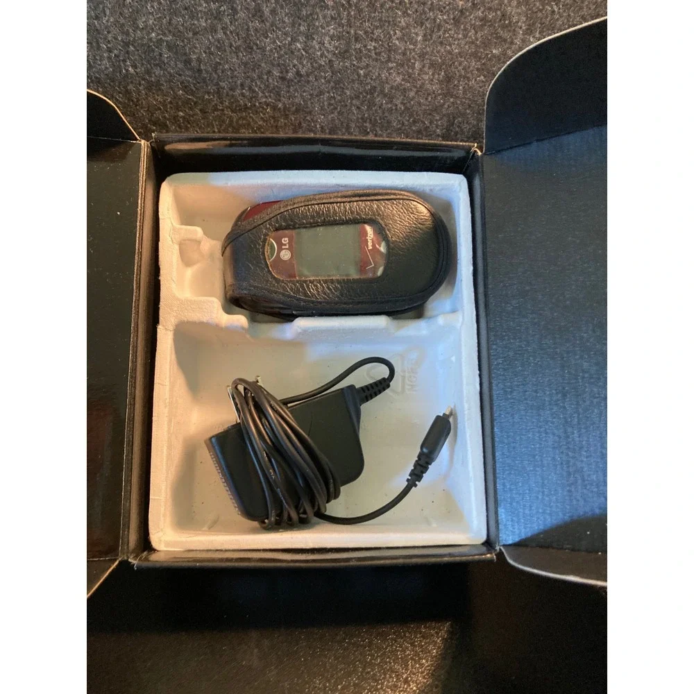 LG VX8350 Verizon V CAST Music Flip Phone Red Vintage Clamshell Box & Charger
